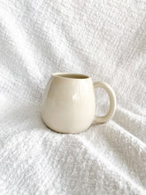 Load image into Gallery viewer, Oolong the Otter Cup Preorder